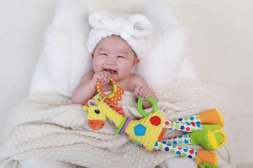 黔西三个月宝宝正确抱姿